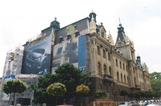 Osrednje poslopje Univerze v Ljubljani med prenovo zunanjosti, julij 2004..jpg