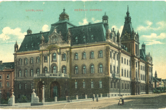 Razglednica z motivom deželnega dvorca. (Univerza v Ljubljani, Zgodovinski arhiv in muzej).png
