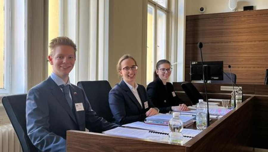 Ekipa UL PF na CEEMC 2024 - z leve proti desni Rok Vidmar, Asta Gerjevič Debevec, Ines Muzaferović; foto Masha Korošec.jpg