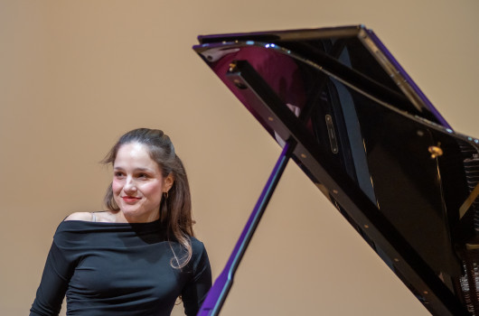 A_Pianistka_Lara_Oprešmik.jpg