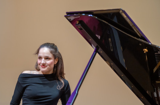 A_Pianistka_Lara_Oprešmik.jpg