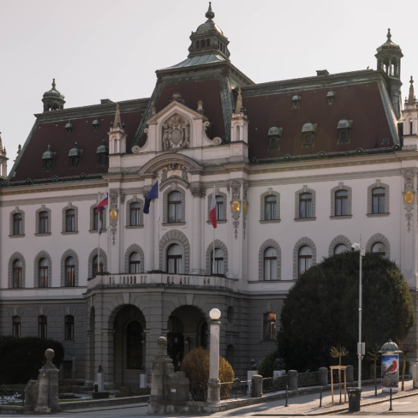 UL letos na lestvici QS uvrščena med 400 najboljših univerz na svetu na desetih študijskih področjih.png