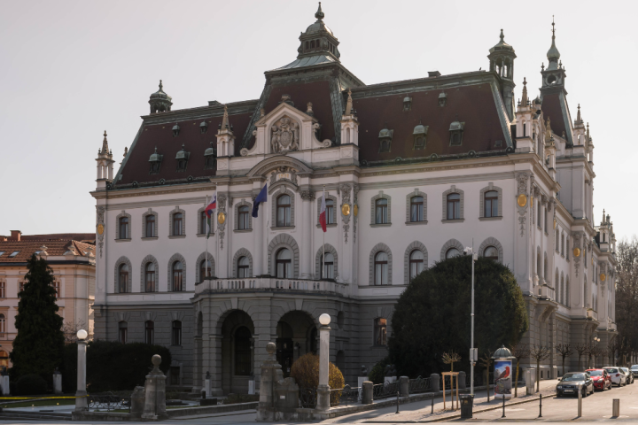 UL letos na lestvici QS uvrščena med 400 najboljših univerz na svetu na desetih študijskih področjih.png