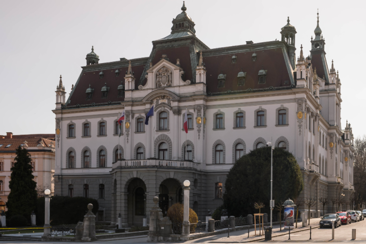 UL letos na lestvici QS uvrščena med 400 najboljših univerz na svetu na desetih študijskih področjih.png