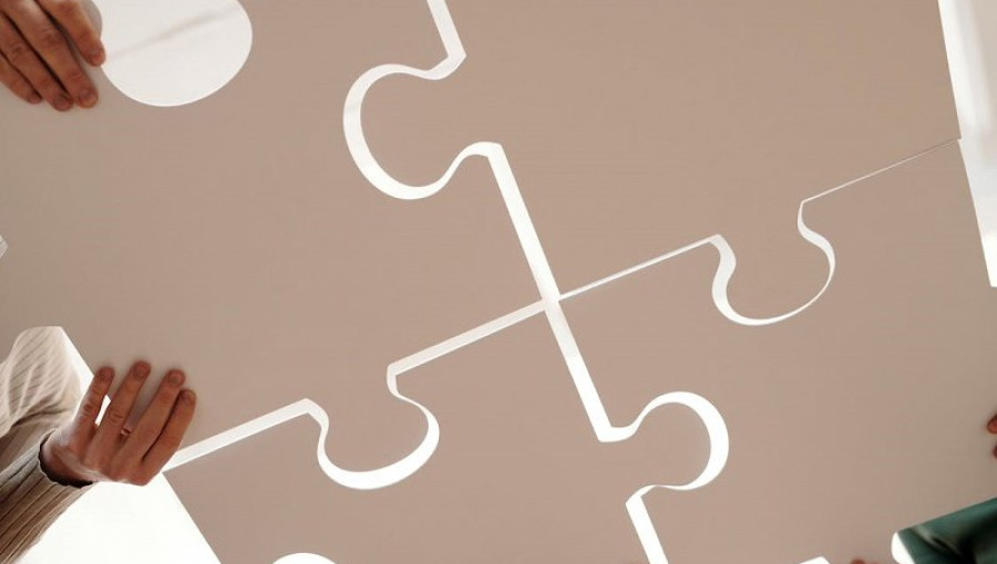 Slika. Vir: https://www.pexels.com/photo/close-up-photo-of-people-holding-puzzle-pieces-6147357/