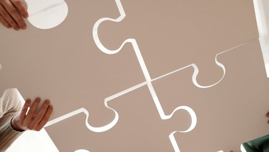 Slika. Vir: https://www.pexels.com/photo/close-up-photo-of-people-holding-puzzle-pieces-6147357/
