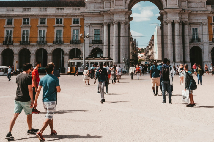Claudio Schwarz/Unsplash