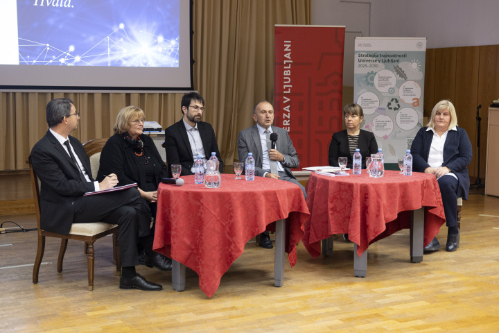 Udeleženci okrogle mize: Janez Vogrinc, Metka Tekavčič, Jernej Širok, Franci Demšar, Mojca Ciglarič in Maja Klun
