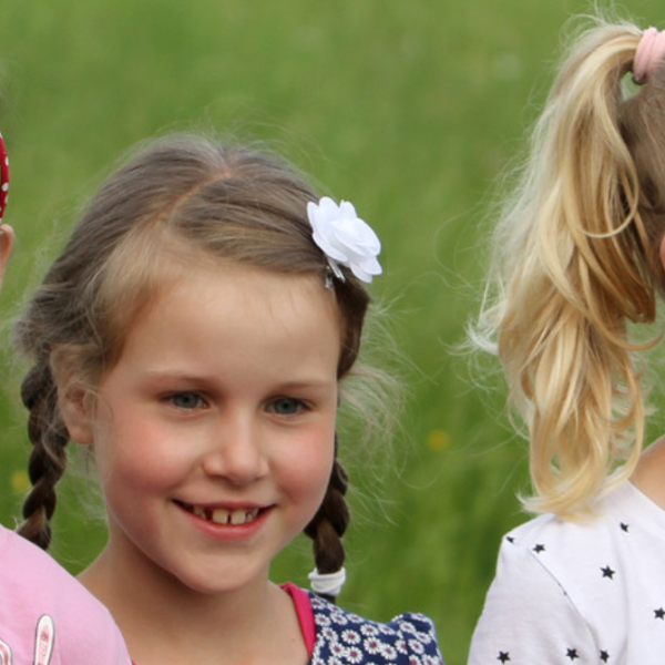 Otroci z glasbenimi inštrumenti