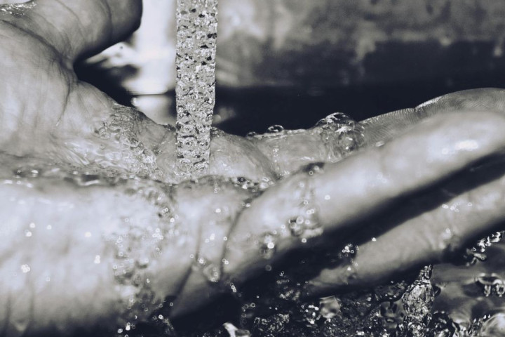 Hand under running water