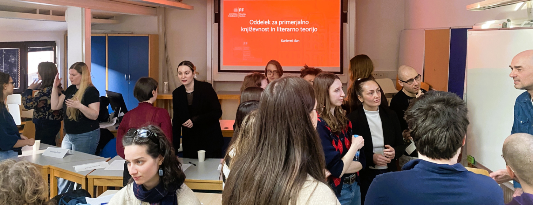 Druženje po dogodku študenti in alumni. Prikaz zanimanja za pogovor z alumni.