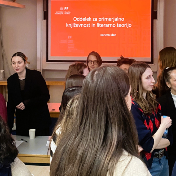 Druženje po dogodku študenti in alumni. Prikaz zanimanja za pogovor z alumni.