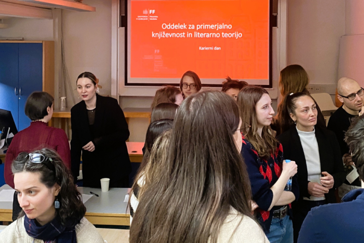 Druženje po dogodku študenti in alumni. Prikaz zanimanja za pogovor z alumni.