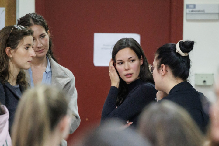 Alumni in študenti med mreženjem.