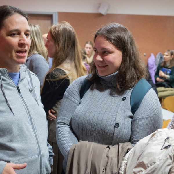 Mreženje med alumni in študenti.