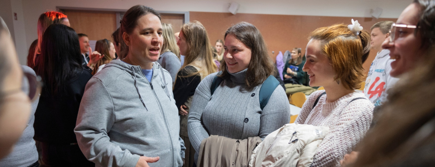 Mreženje med alumni in študenti.