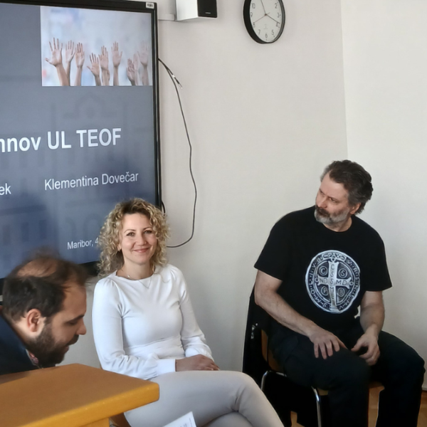 Predavalnica na Teološki fakulteti, gosti alumni TEOF ter zainteresirani študenti za sodelovanje v mentorskem programu. 