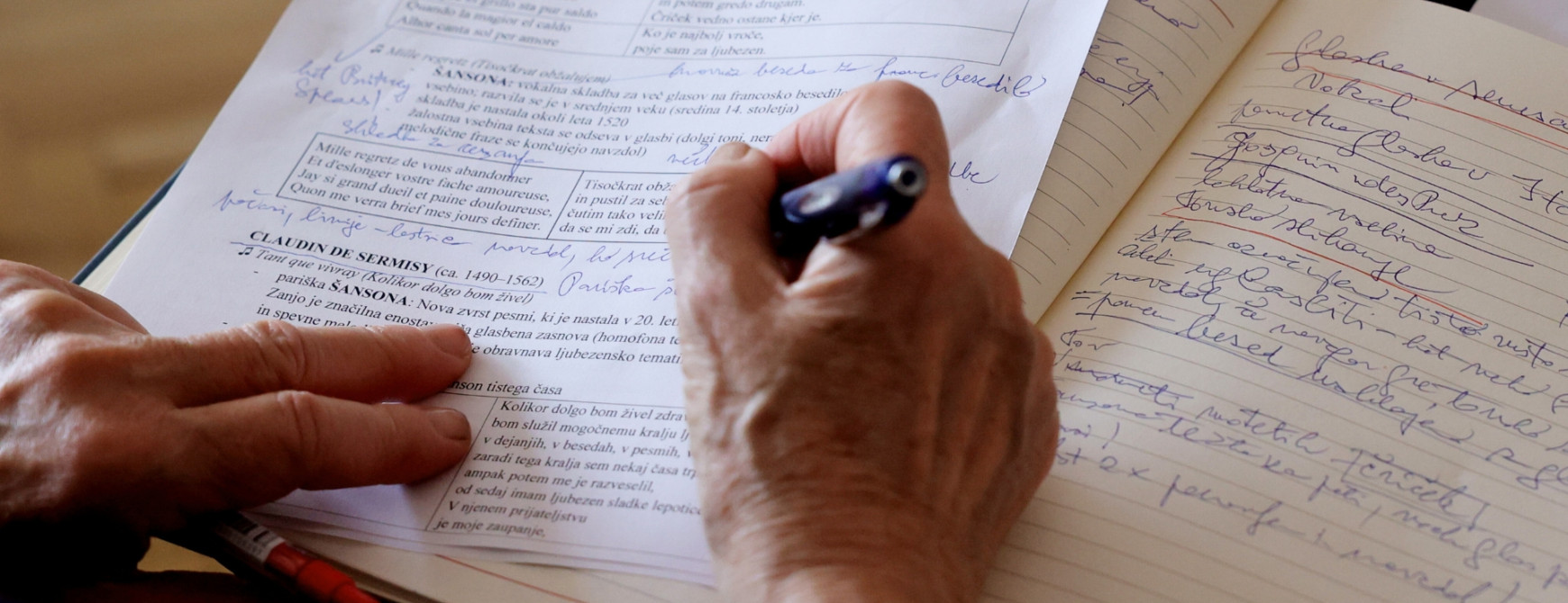 Starejša gospa, ki piše.