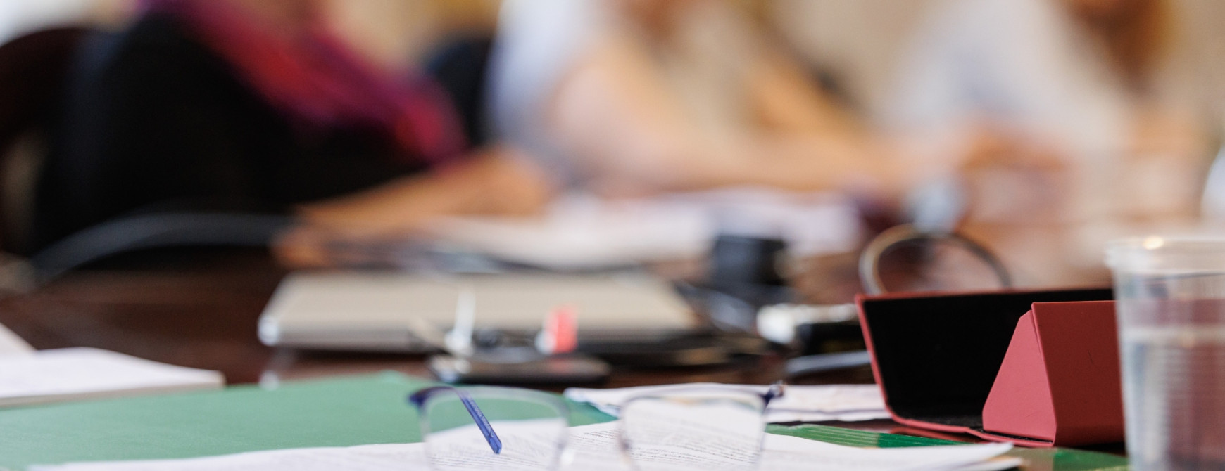 Zapiski in očala na mizi.