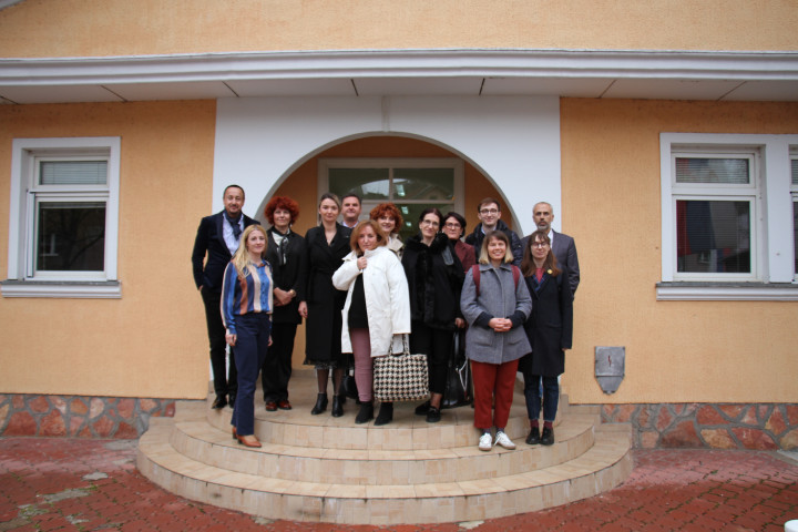 Skupina ljudi, ki pozira na stopnišču.