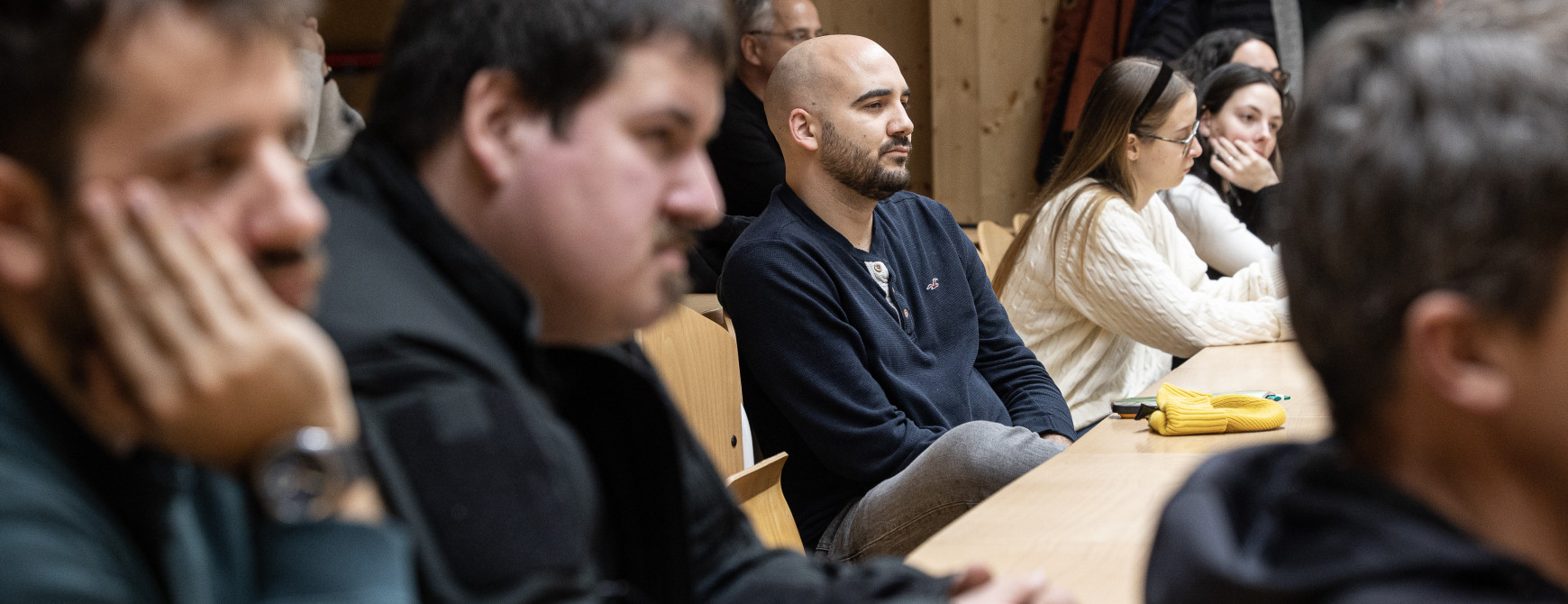 Publika, ki posluša pogovor s strokovnjaki.