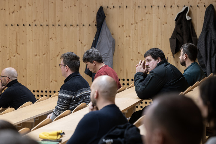 Publika, ki posluša pogovor s strokovnjaki.