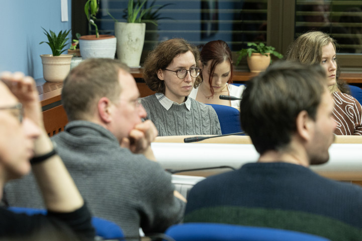 Publika, ki posluša.