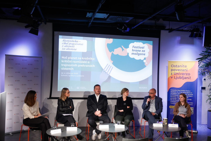 Strokovnjaki v pogovoru na okrogli mizi.