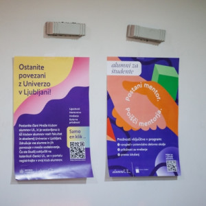 Obešena plakata, ki promovirata alumni aktivnosti.