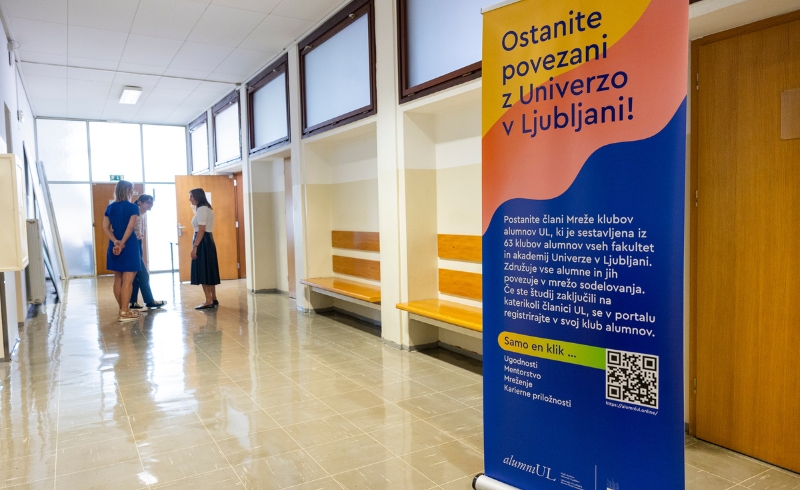 Hodnik fakultete, kjer je postavljen pano, ki vabi k vpisu v klube alumnov.