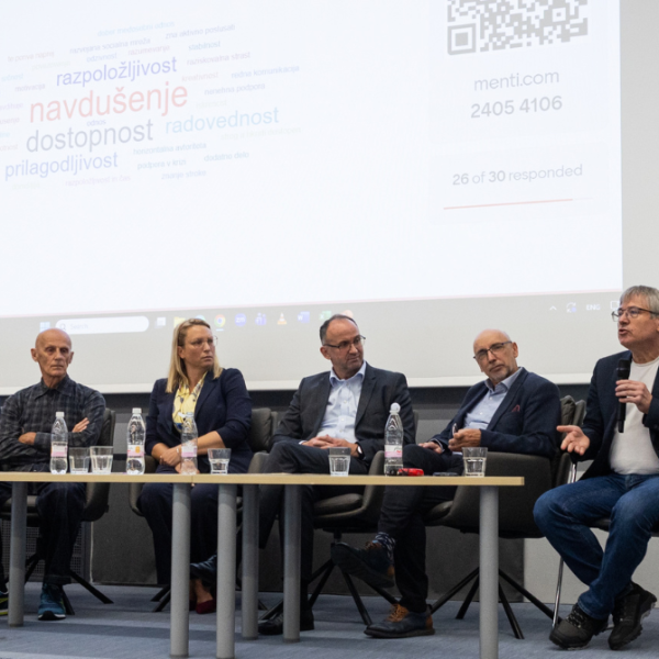 Deset govorcev v pogovoru na okrogli mizi 