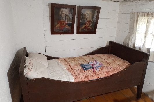 Knjiga Heindi Janež z naslovom Materinska knjižica na postelji v Škoparjevi hiši.jpg