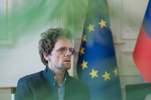 UL okrogla miza 1.jpg